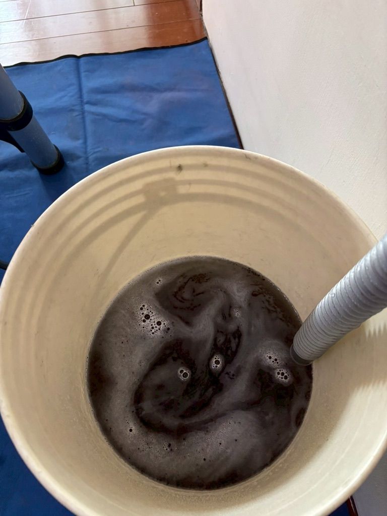 冷氣．洗下來的髒水